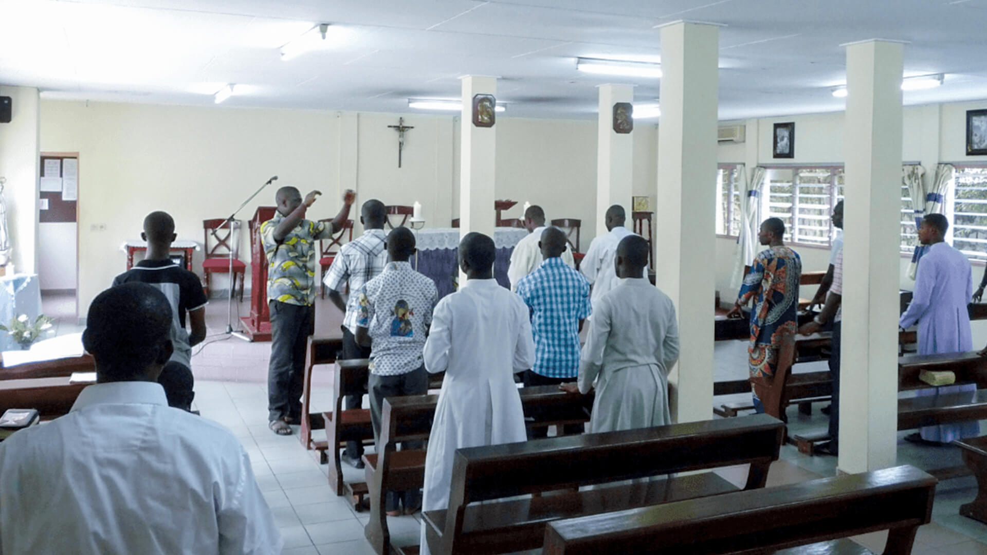 Les jeunes du séminaire Paul VI se retrouvent pour la prière communautaire à la chapelle